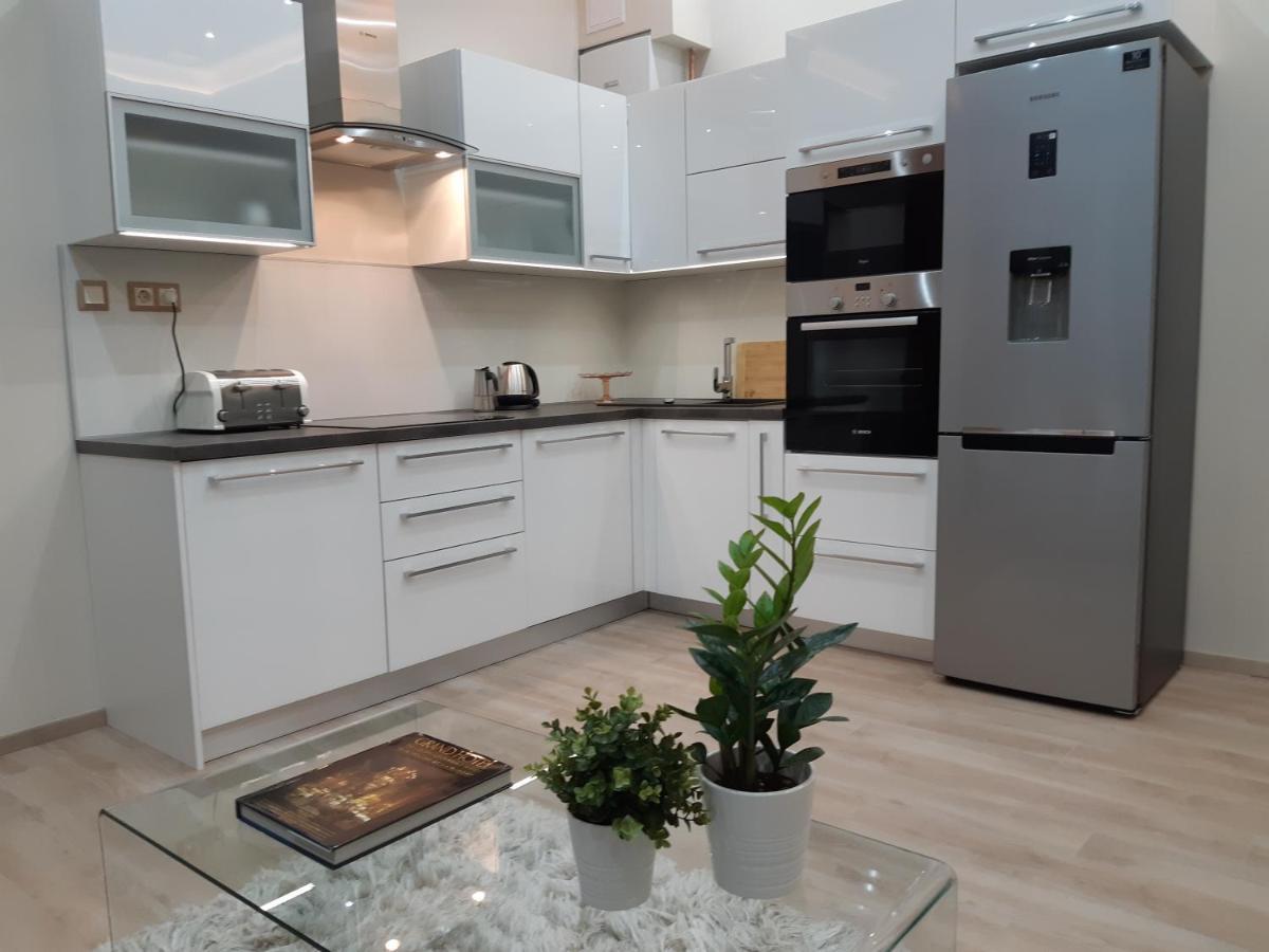 Apartment Modern, Quiet & Cozy In The Middle Of Downtown Near Danube At Fashion Street