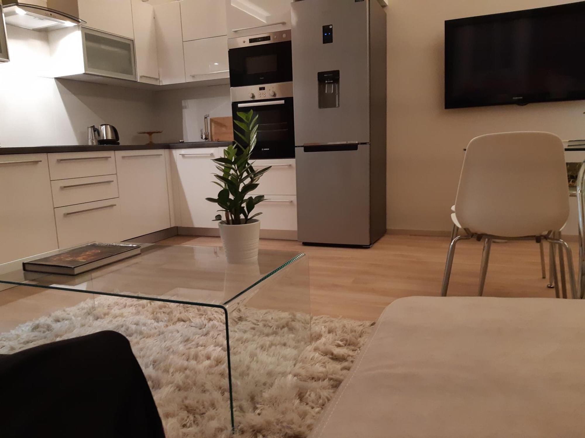 Apartment Modern, Quiet & Cozy In The Middle Of Downtown Near Danube At Fashion Street *