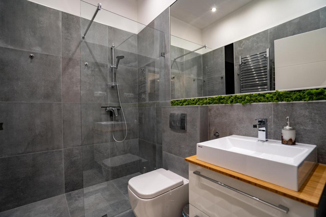 Apartment Modern, Quiet & Cozy In The Middle Of Downtown Near Danube At Fashion Street *